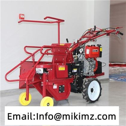 Lille traktormonteret mejetærsker af rishøster af hvede